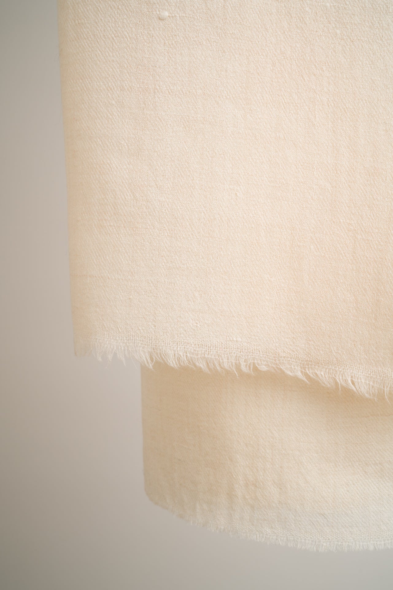 Handgewebter Schal aus 100% reiner Pashmina-Wolle mit Mandarine/hellbraunem Karo-Muster Verlauf