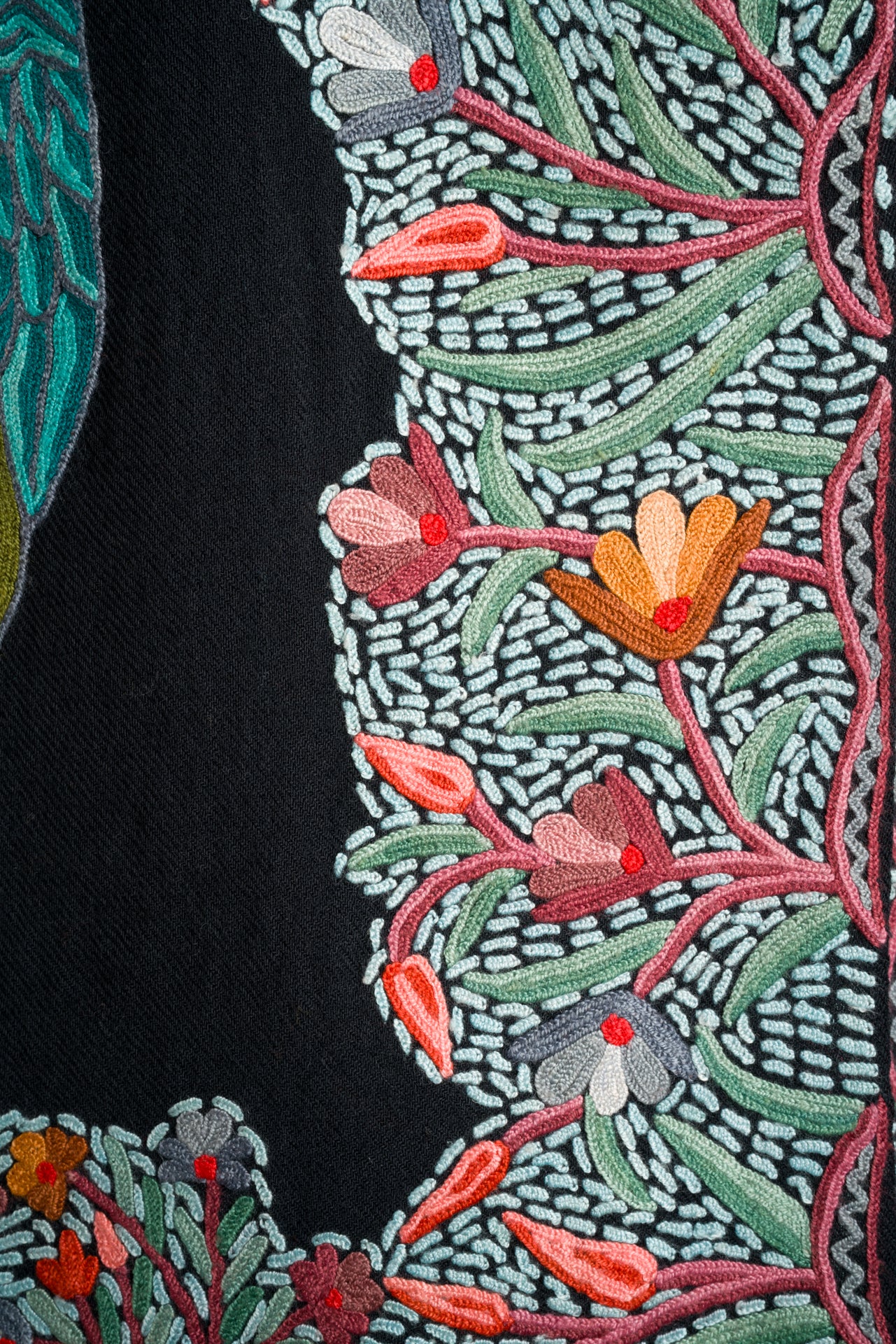 Semi-Pashmina-Schal im Janvar-Palla-Design mit kunstvoller Ari-Stickerei