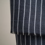 Blau-grauer, handgewebter, 100% reiner Pashmina-Schal mit Karomuster