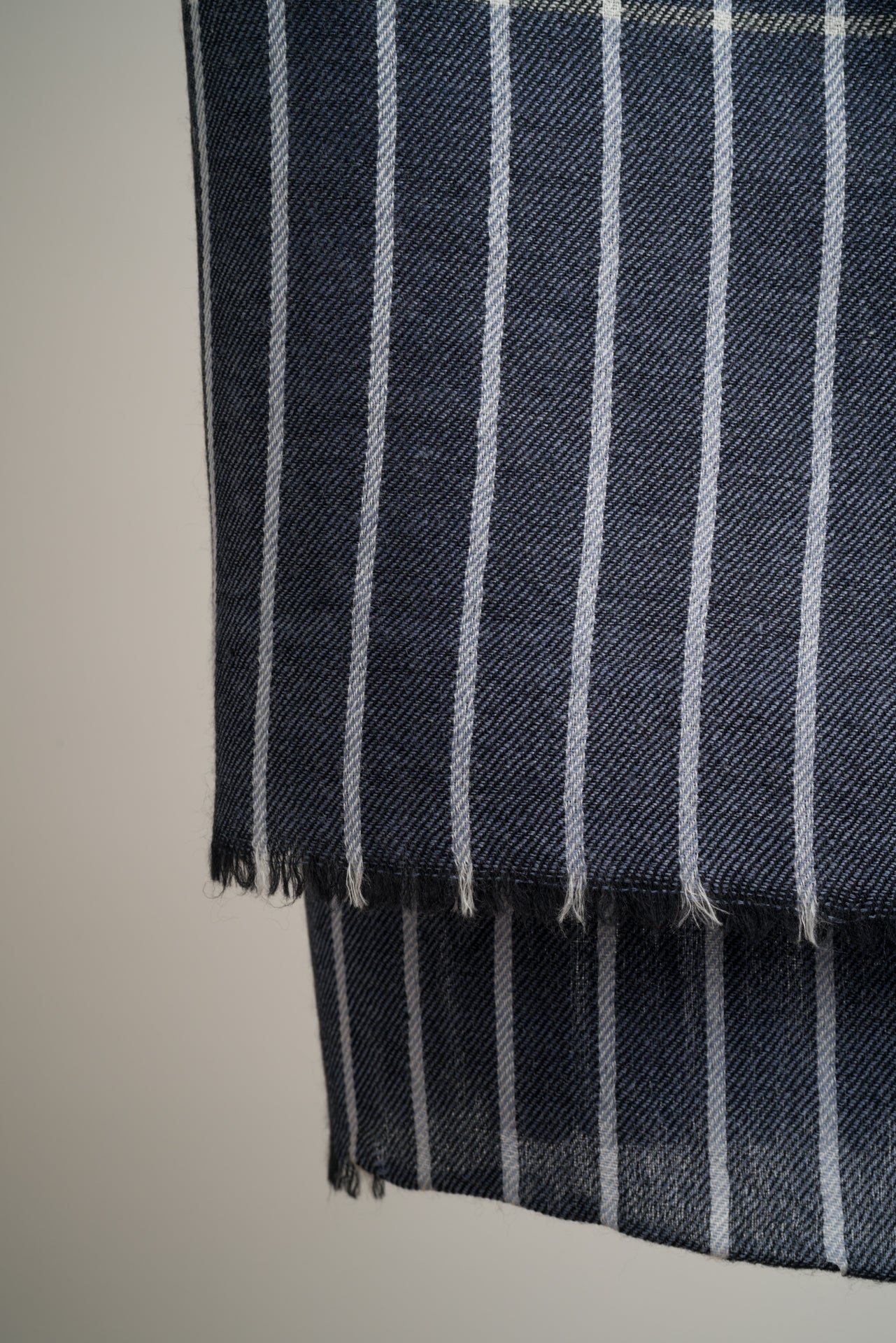Blau-grauer, handgewebter, 100% reiner Pashmina-Schal mit Karomuster