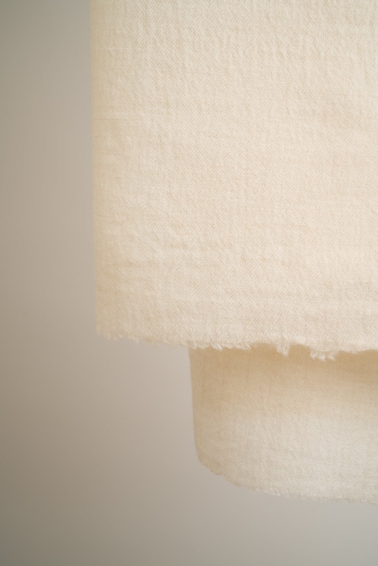 Handgewebter Schal aus 100 % reiner Pashminawolle in naturfarbe mit traditionellem Chasme Bulbul (Augen des Nachtigalls) Muster