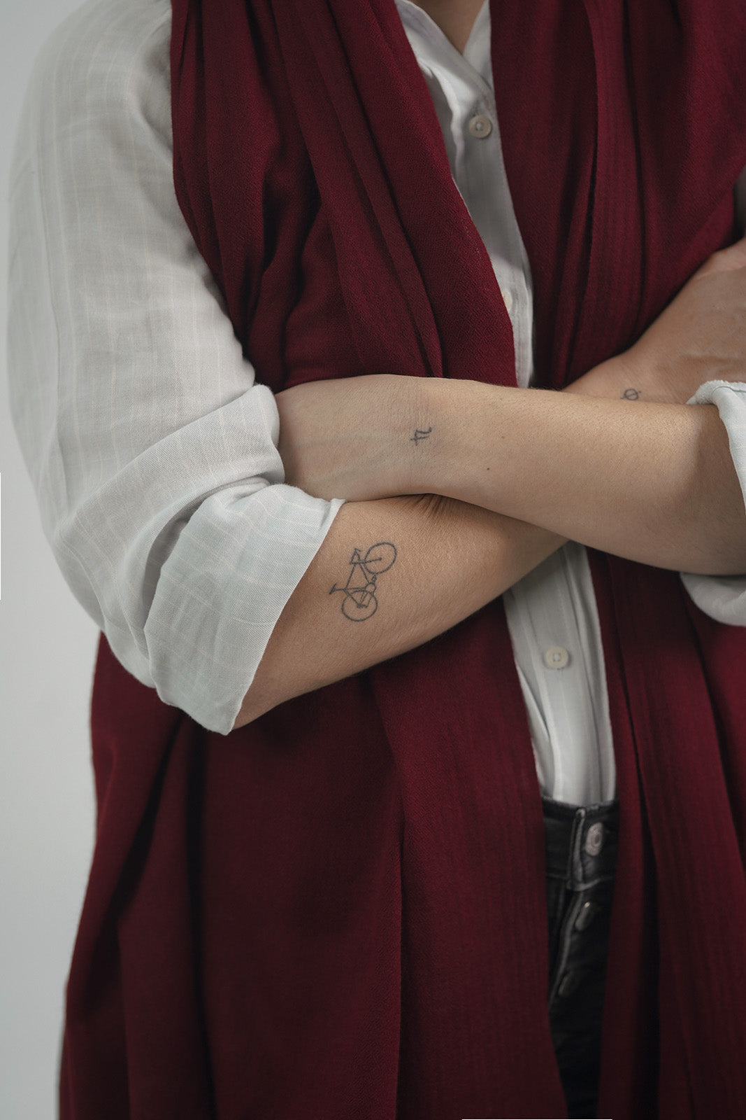 Bordeauxroter, handgewebter Schal aus 100% reiner Pashmina-Wolle mit traditionellem Chasme Bulbul (Augen des Nachtigalls) Muster