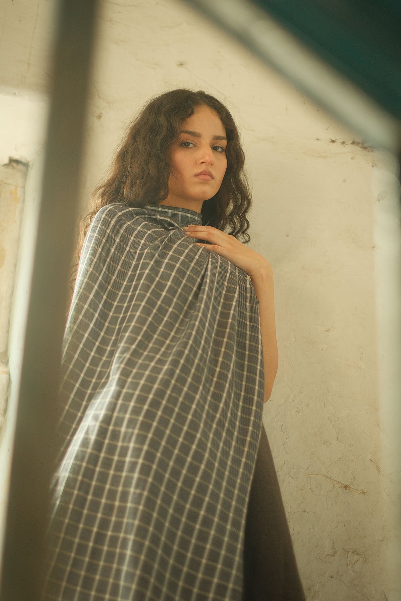 Blau-grauer, handgewebter, 100% reiner Pashmina-Schal mit Karomuster