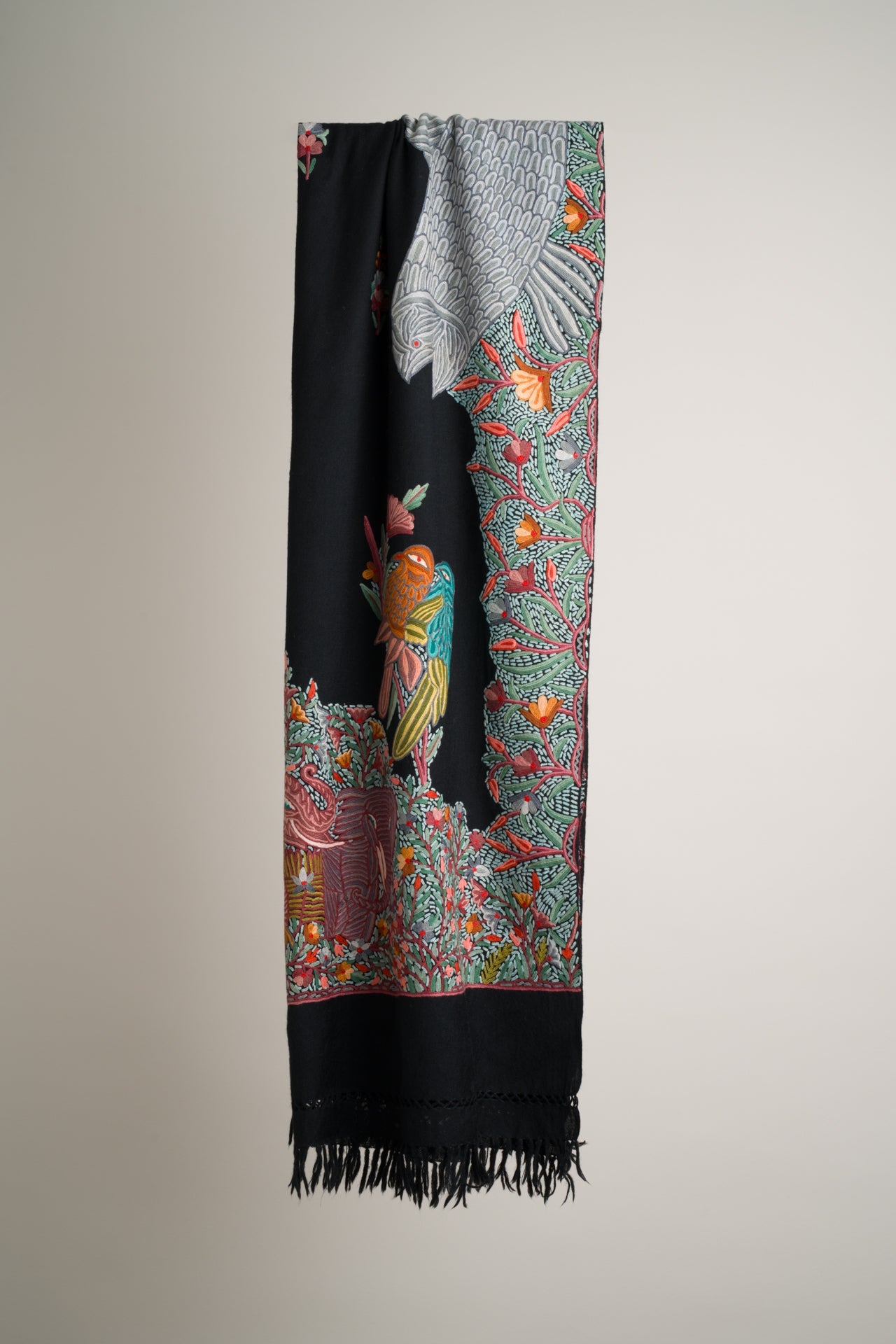 Janvar Palla Schal mit kunstvoller Ari-Nadelarbeit, handgefertigt im Himalaya / Janvar Palla scarf with intricate Ari embroidery, handcrafted in the Himalayas