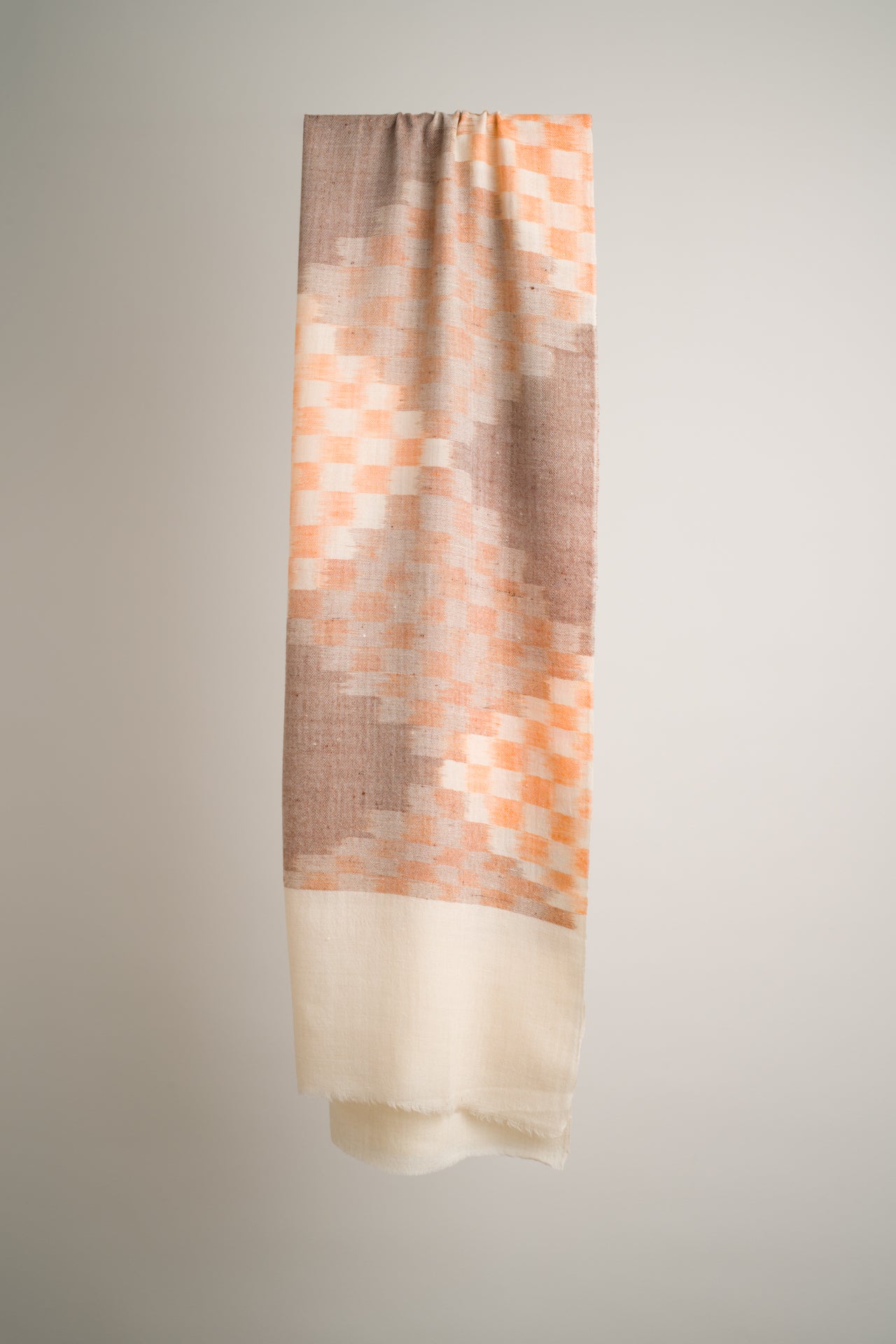 Handgewebter Schal aus 100% reiner Pashmina-Wolle mit Mandarine/hellbraunem Karo-Muster Verlauf 