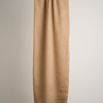 Beiger Schal aus reiner Merinowolle, hergestellt in Kaschmir, Himalayaregion

Die Enden sind mit einer klassischen Franse versehen – ein charakteristisches Detail authentischer Handwerkskunst aus dem Kaschmir-Tal.

Material: 100% Merinowolle