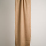 Beiger Schal aus reiner Merinowolle, hergestellt in Kaschmir, Himalayaregion

Die Enden sind mit einer klassischen Franse versehen – ein charakteristisches Detail authentischer Handwerkskunst aus dem Kaschmir-Tal.

Material: 100% Merinowolle