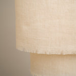 Elfenbeinfarbiger Schal aus reiner Merinowolle, hergestellt in Kaschmir, Himalayaregion

Die Enden sind mit einer klassischen Franse versehen – ein charakteristisches Detail authentischer Handwerkskunst aus dem Kaschmir-Tal.

Material: 100% Merinowolle