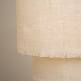 Elfenbeinfarbiger Schal aus reiner Merinowolle, hergestellt in Kaschmir, Himalayaregion

Die Enden sind mit einer klassischen Franse versehen – ein charakteristisches Detail authentischer Handwerkskunst aus dem Kaschmir-Tal.

Material: 100% Merinowolle