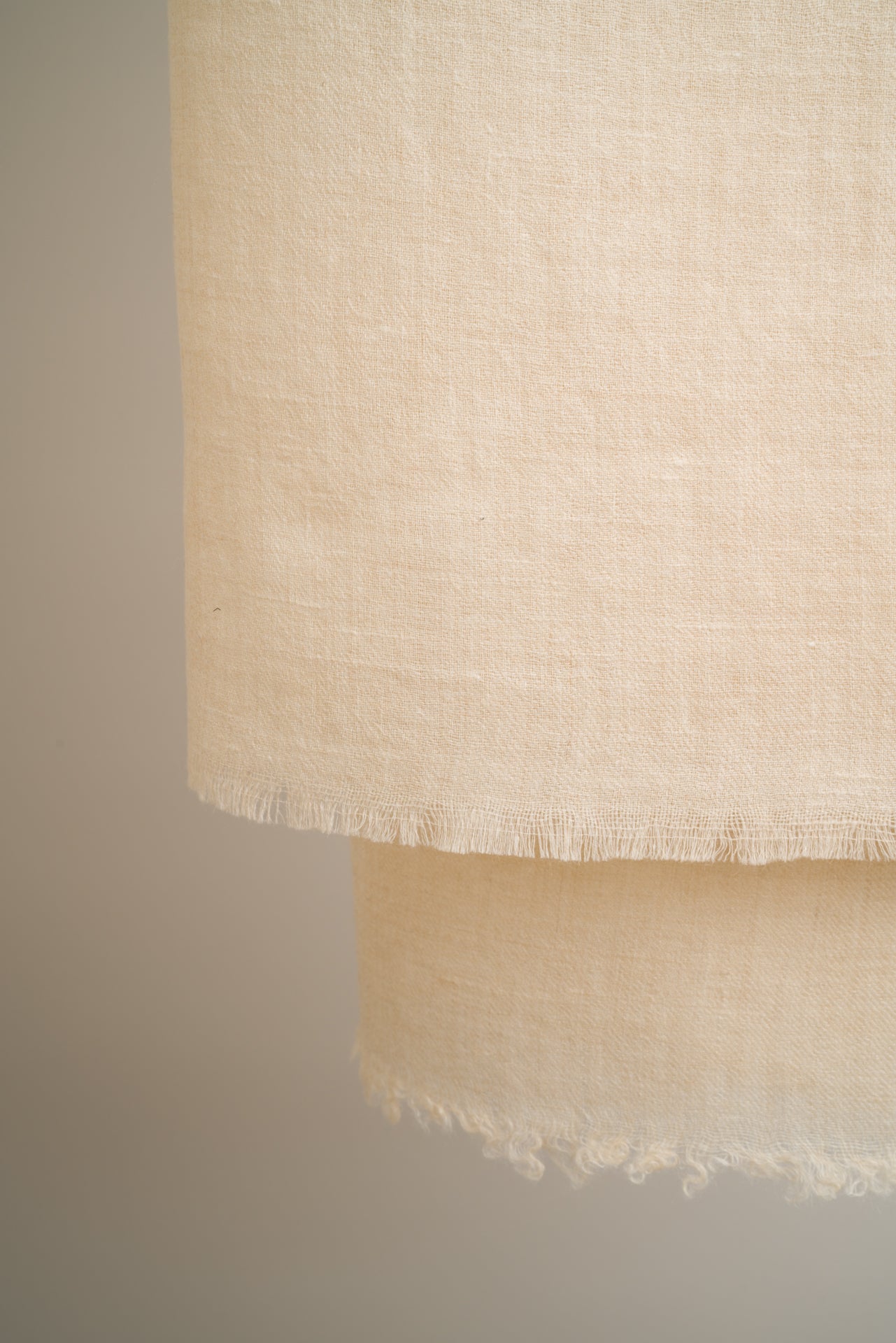 Elfenbeinfarbiger Schal aus reiner Merinowolle, hergestellt in Kaschmir, Himalayaregion

Die Enden sind mit einer klassischen Franse versehen – ein charakteristisches Detail authentischer Handwerkskunst aus dem Kaschmir-Tal.

Material: 100% Merinowolle