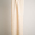 Elfenbeinfarbiger Schal aus reiner Merinowolle, hergestellt in Kaschmir, Himalayaregion

Die Enden sind mit einer klassischen Franse versehen – ein charakteristisches Detail authentischer Handwerkskunst aus dem Kaschmir-Tal.

Material: 100% Merinowolle