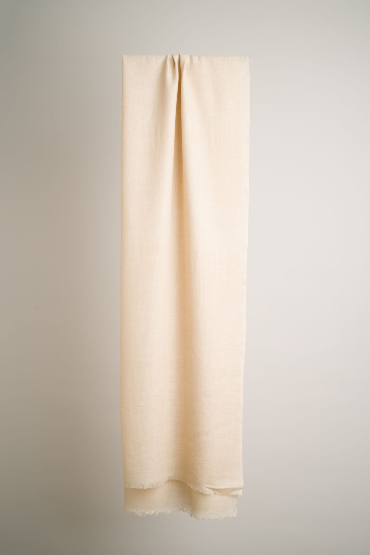 Elfenbeinfarbiger Schal aus reiner Merinowolle, hergestellt in Kaschmir, Himalayaregion

Die Enden sind mit einer klassischen Franse versehen – ein charakteristisches Detail authentischer Handwerkskunst aus dem Kaschmir-Tal.

Material: 100% Merinowolle