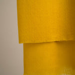 Goldgelbener Schal aus reiner Merinowolle, hergestellt in Kaschmir, Himalayaregion

Die Enden sind mit einer klassischen Franse versehen – ein charakteristisches Detail authentischer Handwerkskunst aus dem Kaschmir-Tal.

Material: 100% Merinowolle