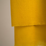 Goldgelbener Schal aus reiner Merinowolle, hergestellt in Kaschmir, Himalayaregion

Die Enden sind mit einer klassischen Franse versehen – ein charakteristisches Detail authentischer Handwerkskunst aus dem Kaschmir-Tal.

Material: 100% Merinowolle