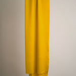 Goldgelbener Schal aus reiner Merinowolle, hergestellt in Kaschmir, Himalayaregion

Die Enden sind mit einer klassischen Franse versehen – ein charakteristisches Detail authentischer Handwerkskunst aus dem Kaschmir-Tal.

Material: 100% Merinowolle