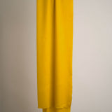 Goldgelbener Schal aus reiner Merinowolle, hergestellt in Kaschmir, Himalayaregion

Die Enden sind mit einer klassischen Franse versehen – ein charakteristisches Detail authentischer Handwerkskunst aus dem Kaschmir-Tal.

Material: 100% Merinowolle