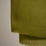 Olivegrüner Schal aus reiner Merinowolle, hergestellt in Kaschmir, Himalayaregion

Die Enden sind mit einer klassischen Franse versehen – ein charakteristisches Detail authentischer Handwerkskunst aus dem Kaschmir-Tal.

Material: 100% Merinowolle