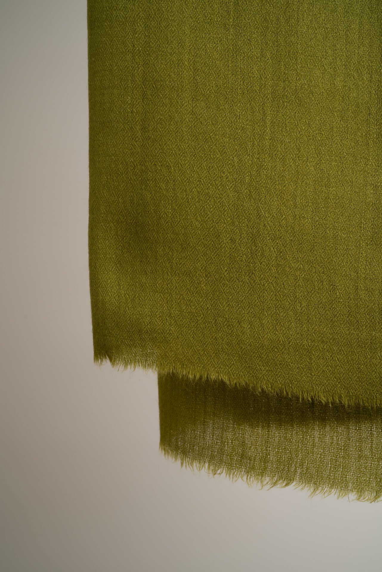 Olivegrüner Schal aus reiner Merinowolle, hergestellt in Kaschmir, Himalayaregion

Die Enden sind mit einer klassischen Franse versehen – ein charakteristisches Detail authentischer Handwerkskunst aus dem Kaschmir-Tal.

Material: 100% Merinowolle