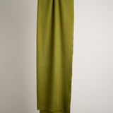 Olivegrüner Schal aus reiner Merinowolle, hergestellt in Kaschmir, Himalayaregion

Die Enden sind mit einer klassischen Franse versehen – ein charakteristisches Detail authentischer Handwerkskunst aus dem Kaschmir-Tal.

Material: 100% Merinowolle