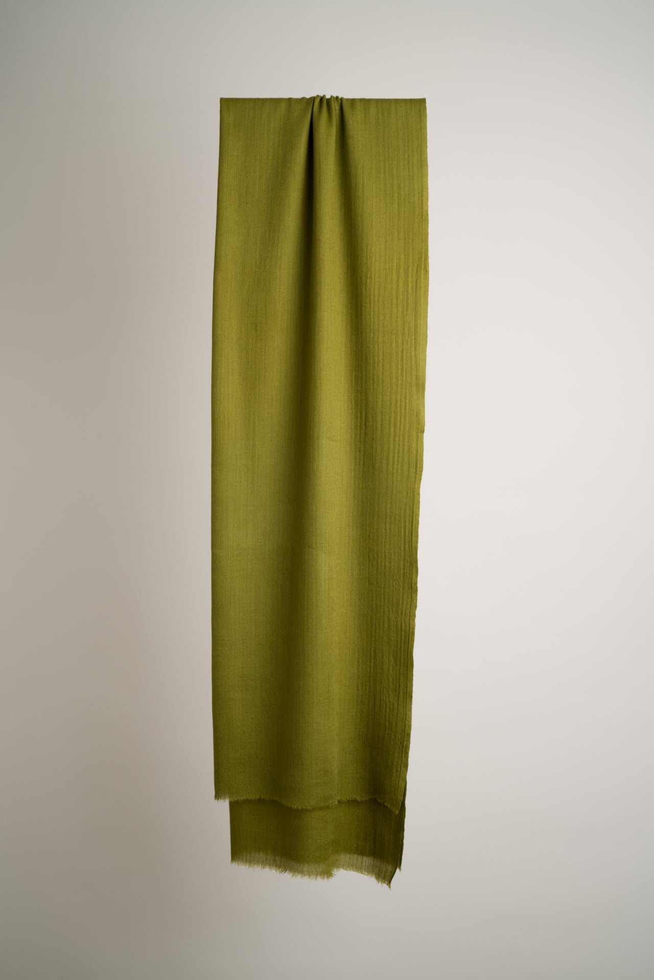 Olivegrüner Schal aus reiner Merinowolle, hergestellt in Kaschmir, Himalayaregion

Die Enden sind mit einer klassischen Franse versehen – ein charakteristisches Detail authentischer Handwerkskunst aus dem Kaschmir-Tal.

Material: 100% Merinowolle