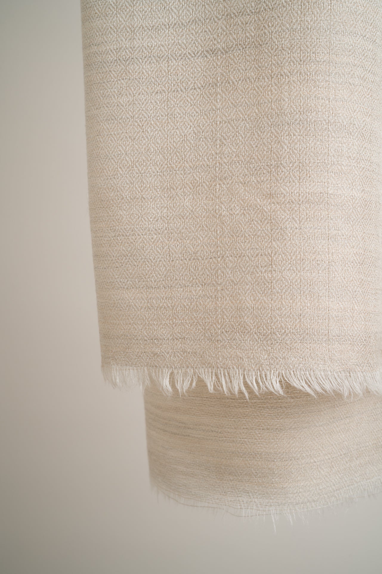 Schal aus reiner Merinowolle, hergestellt in Kaschmir, Himalayaregion in Grau und Silber

Die Enden sind mit einer klassischen Franse versehen – ein charakteristisches Detail authentischer Handwerkskunst aus dem Kaschmir-Tal.

Material: 100% Merinowolle