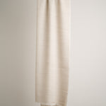 Schal aus reiner Merinowolle, hergestellt in Kaschmir, Himalayaregion in Grau und Silber

Die Enden sind mit einer klassischen Franse versehen – ein charakteristisches Detail authentischer Handwerkskunst aus dem Kaschmir-Tal.

Material: 100% Merinowolle