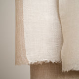 Handgewebter Schal aus feinster Merinowolle in Naturfarben, hergestellt in Kaschmir, Closeup