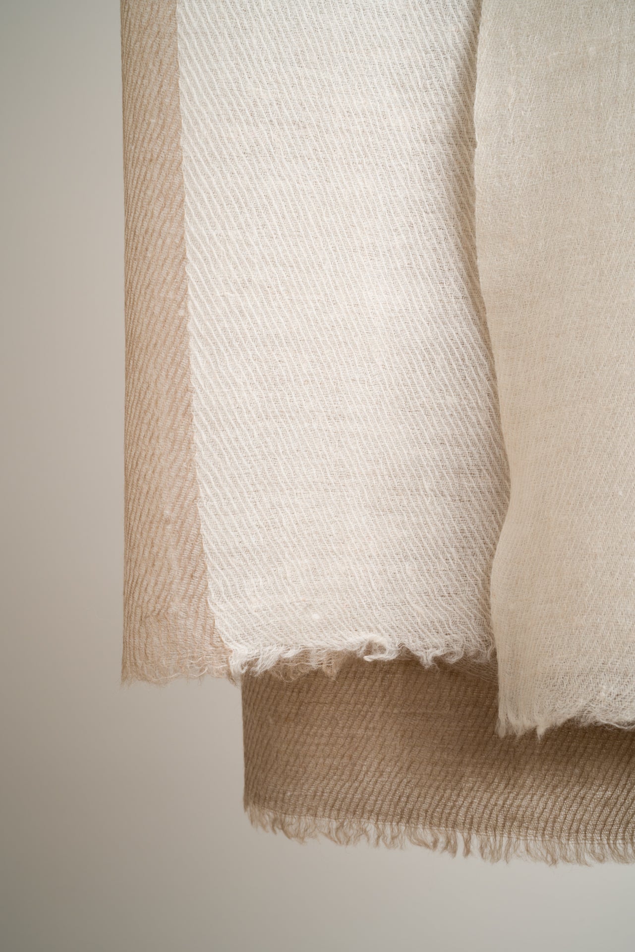 Handgewebter Schal aus feinster Merinowolle in Naturfarben, hergestellt in Kaschmir, Closeup