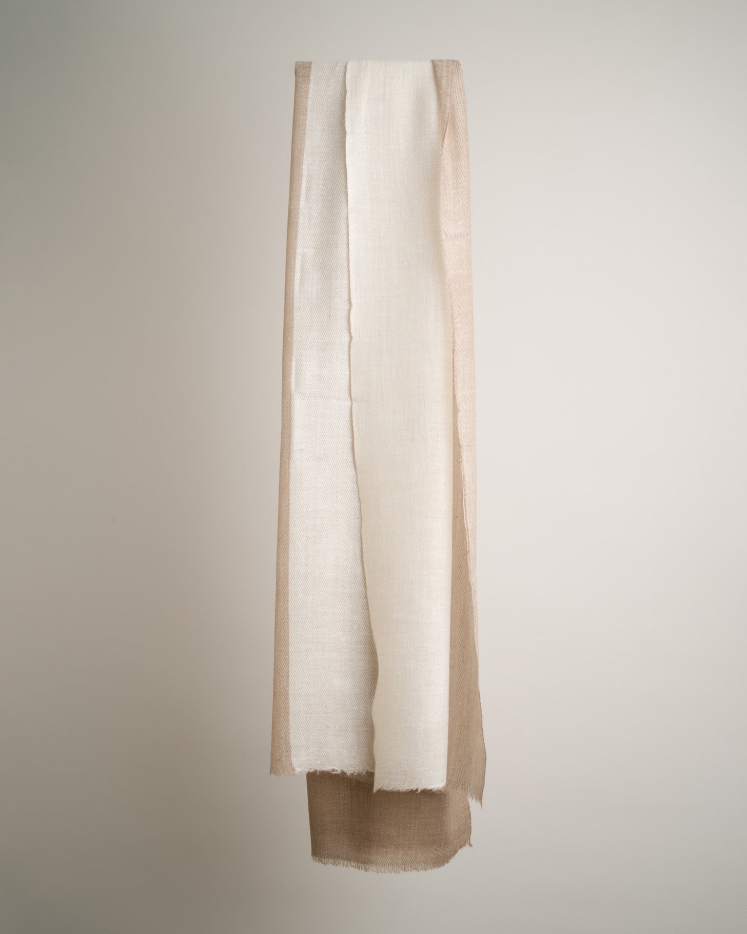 Handgewebter Schal aus feinster Merinowolle in Naturfarben, hergestellt in Kaschmir, breites Produktfoto