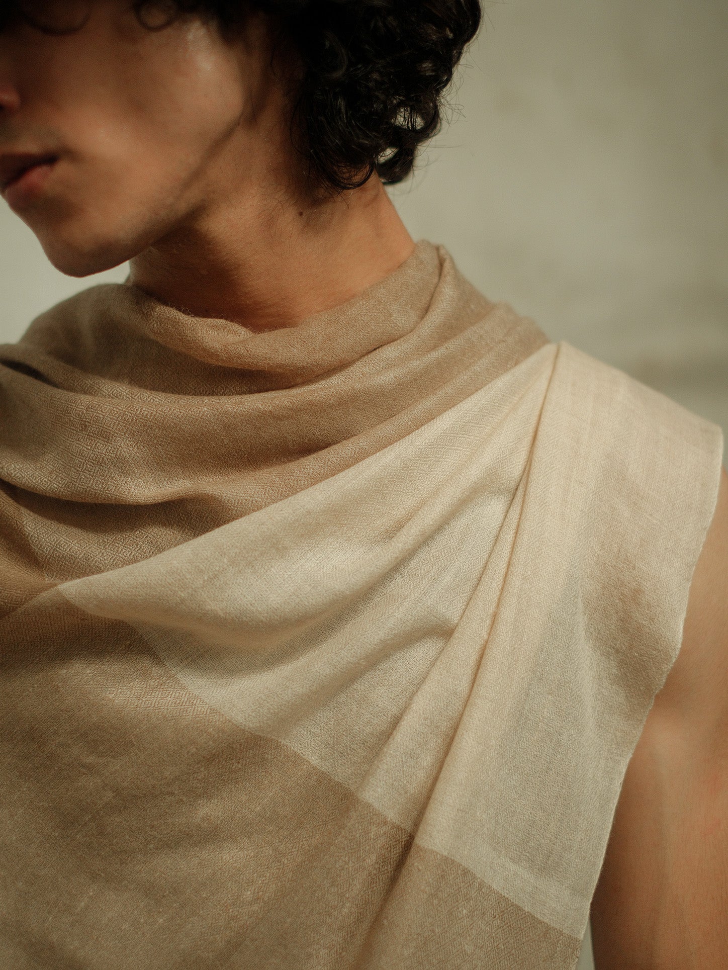 Handgewebter Schal aus feinster Merinowolle in Naturfarben, hergestellt in Kaschmir, Modelsooting