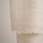 Handgewebter Pashmina-Cashmere-Schal aus Changthangi-Wolle in zarten Grautoenen, hergestellt in Kaschmir, Closeup