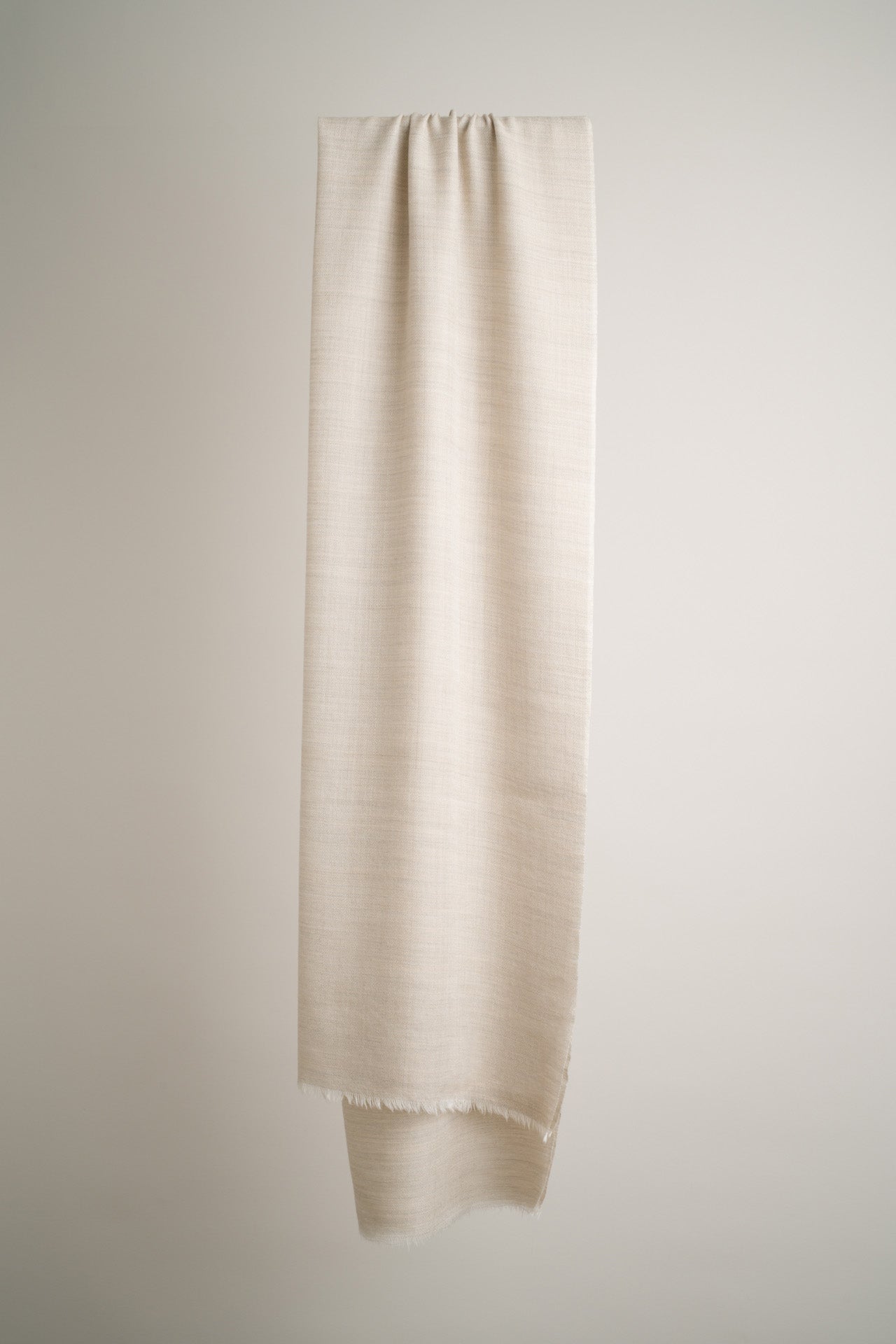 Handgewebter Pashmina-Cashmere-Schal aus Changthangi-Wolle in zarten Grautoenen, hergestellt in Kaschmir, breites Produktfoto