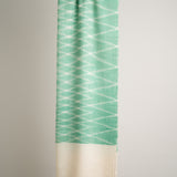 Handgewebter Pashmina-Cashmere-Schal aus Changthangi-Wolle in grünem Ikat Design, hergestellt in Kaschmir, breites Produktfoto