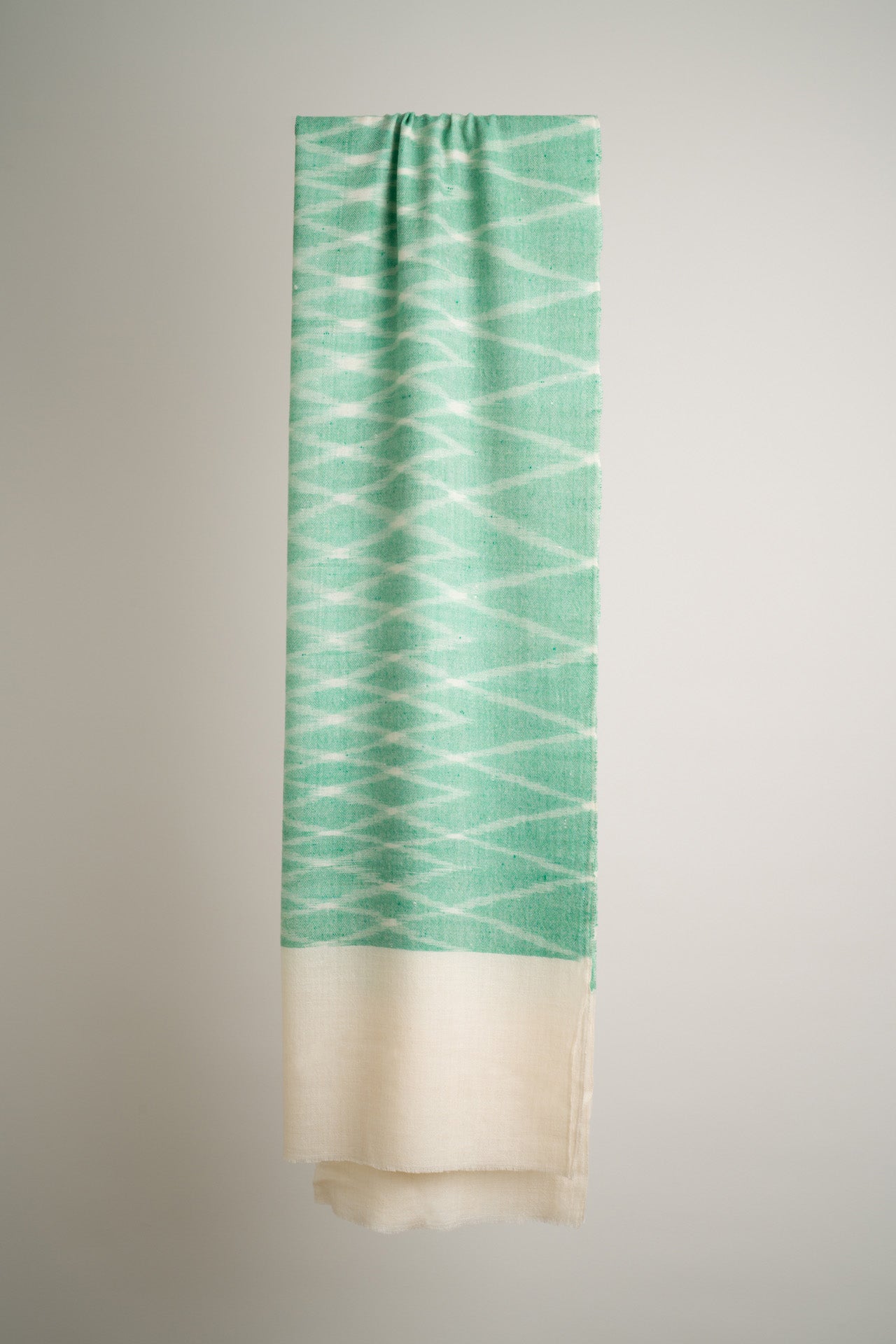 Handgewebter Pashmina-Cashmere-Schal aus Changthangi-Wolle in grünem Ikat Design, hergestellt in Kaschmir, breites Produktfoto