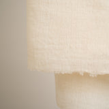 Handgewebter Pashmina-Cashmere-Schal aus Changthangi-Wolle in natürlichem Weiss, hergestellt in Kaschmir, Closeup.