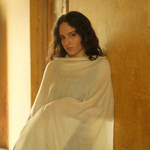 Handgewebter Pashmina-Cashmere-Schal aus Changthangi-Wolle in natürlichem Weiss, hergestellt in Kaschmir, Modelshoot