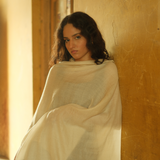 Handgewebter Pashmina-Cashmere-Schal aus Changthangi-Wolle in natürlichem Weiss, hergestellt in Kaschmir, Modelshoot