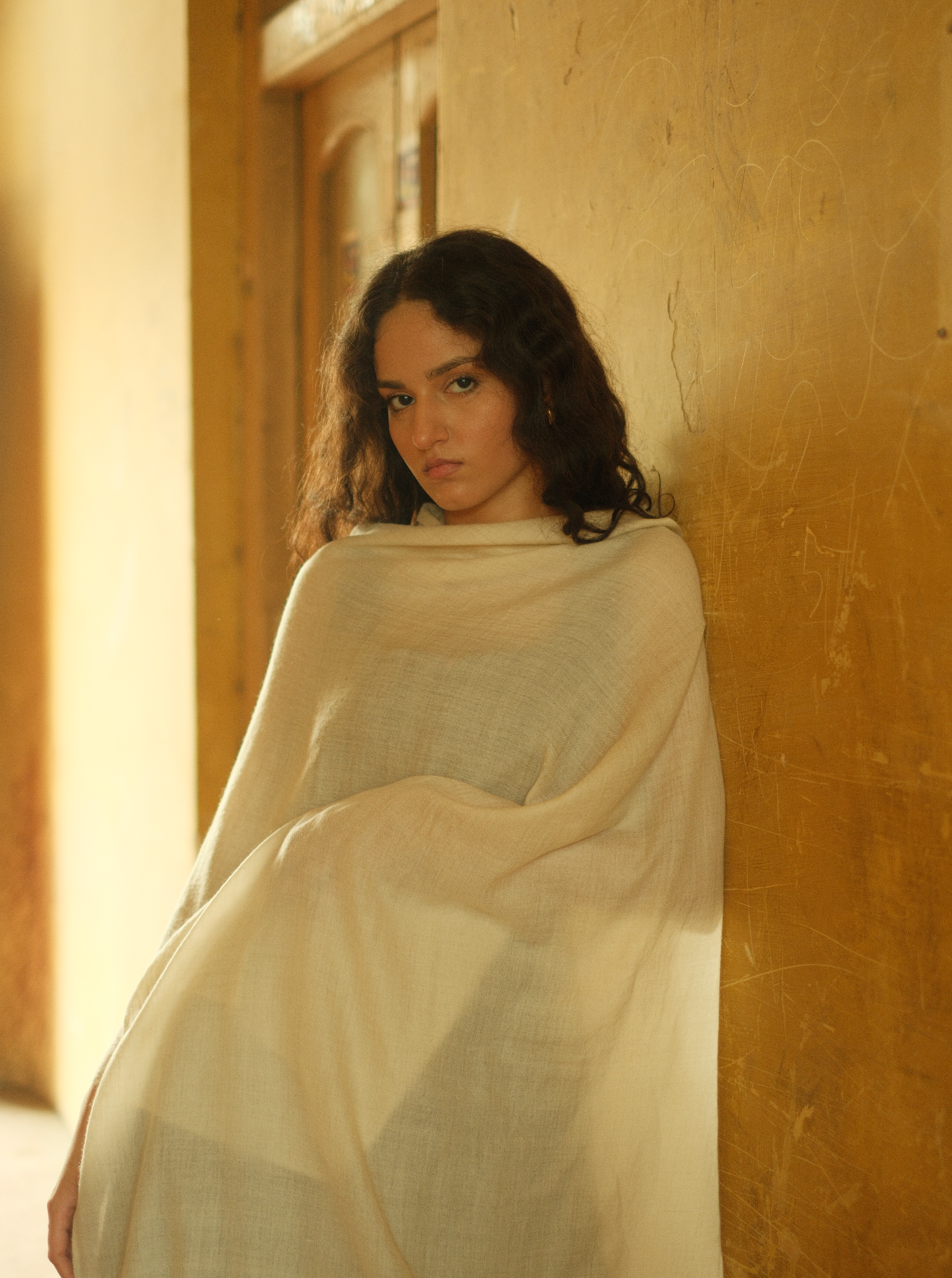 Handgewebter Pashmina-Cashmere-Schal aus Changthangi-Wolle in natürlichem Weiss, hergestellt in Kaschmir, Modelshoot