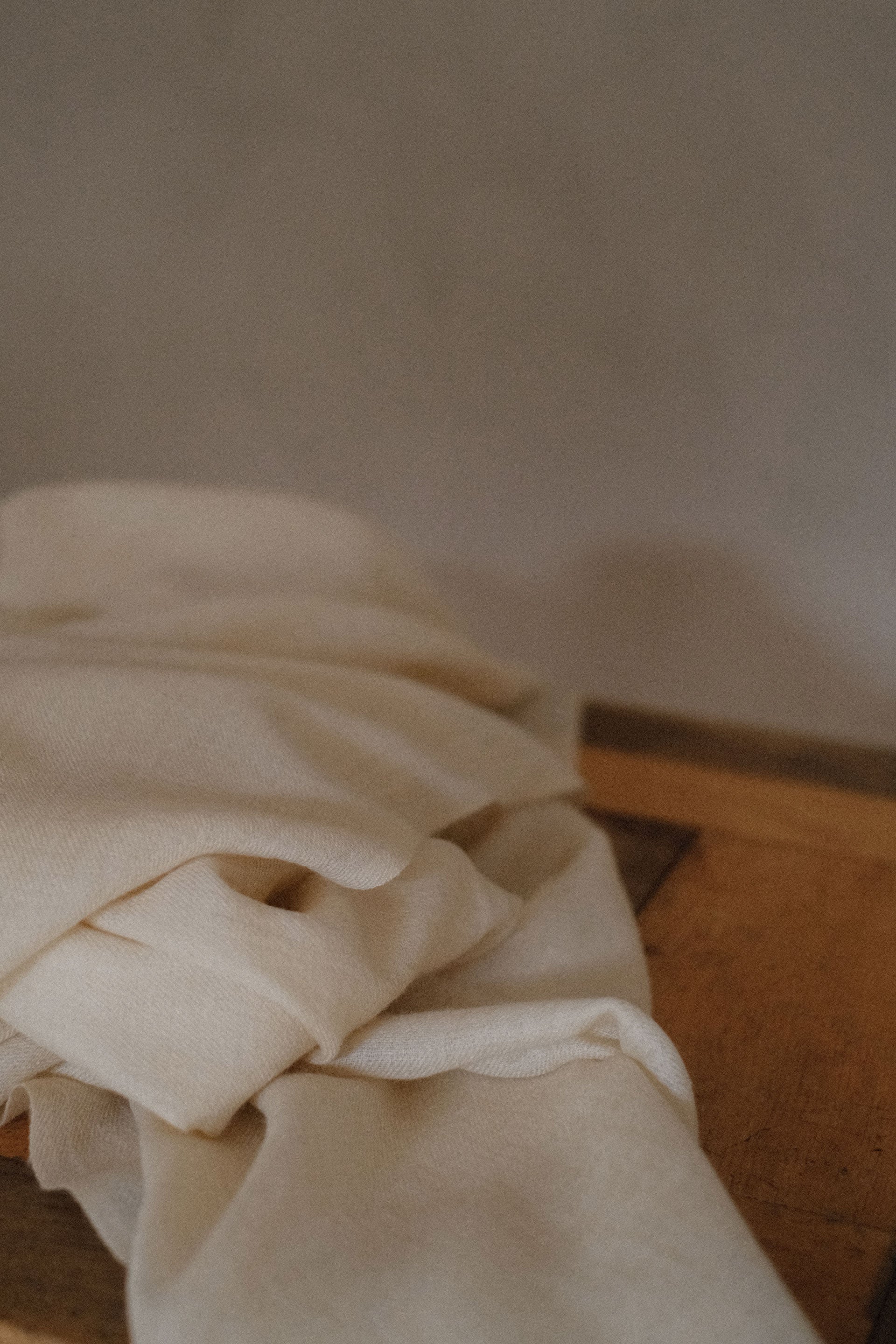 Handgewebter Pashmina-Cashmere-Schal aus Changthangi-Wolle in natürlichem Weiss, hergestellt in Kaschmir, Closeup