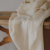 Handgewebter Pashmina-Cashmere-Schal aus Changthangi-Wolle in natürlichem Weiss, hergestellt in Kaschmir, Closeup