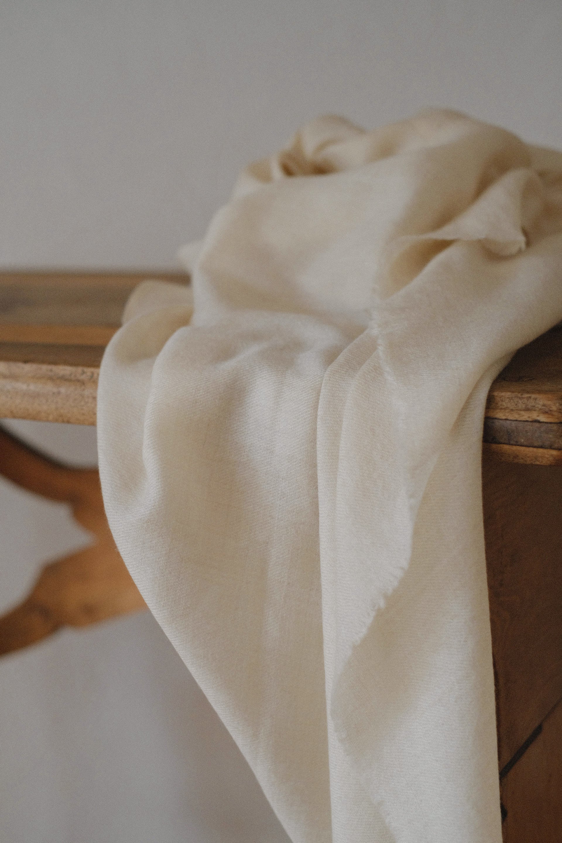 Handgewebter Pashmina-Cashmere-Schal aus Changthangi-Wolle in natürlichem Weiss, hergestellt in Kaschmir, Closeup