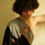 Semi-Pashmina-Schal im Janvar-Palla-Design mit kunstvoller Ari-Stickerei, Modelshoot