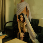 Handgewebter Pashmina-Schal von GAASH, Editorial in Vintage-Eleganz, hergestellt in Kaschmir, Himalaya-Region.