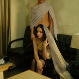 Handgewebter Pashmina-Schal von GAASH, Editorial in Vintage-Eleganz, hergestellt in Kaschmir, Himalaya-Region.