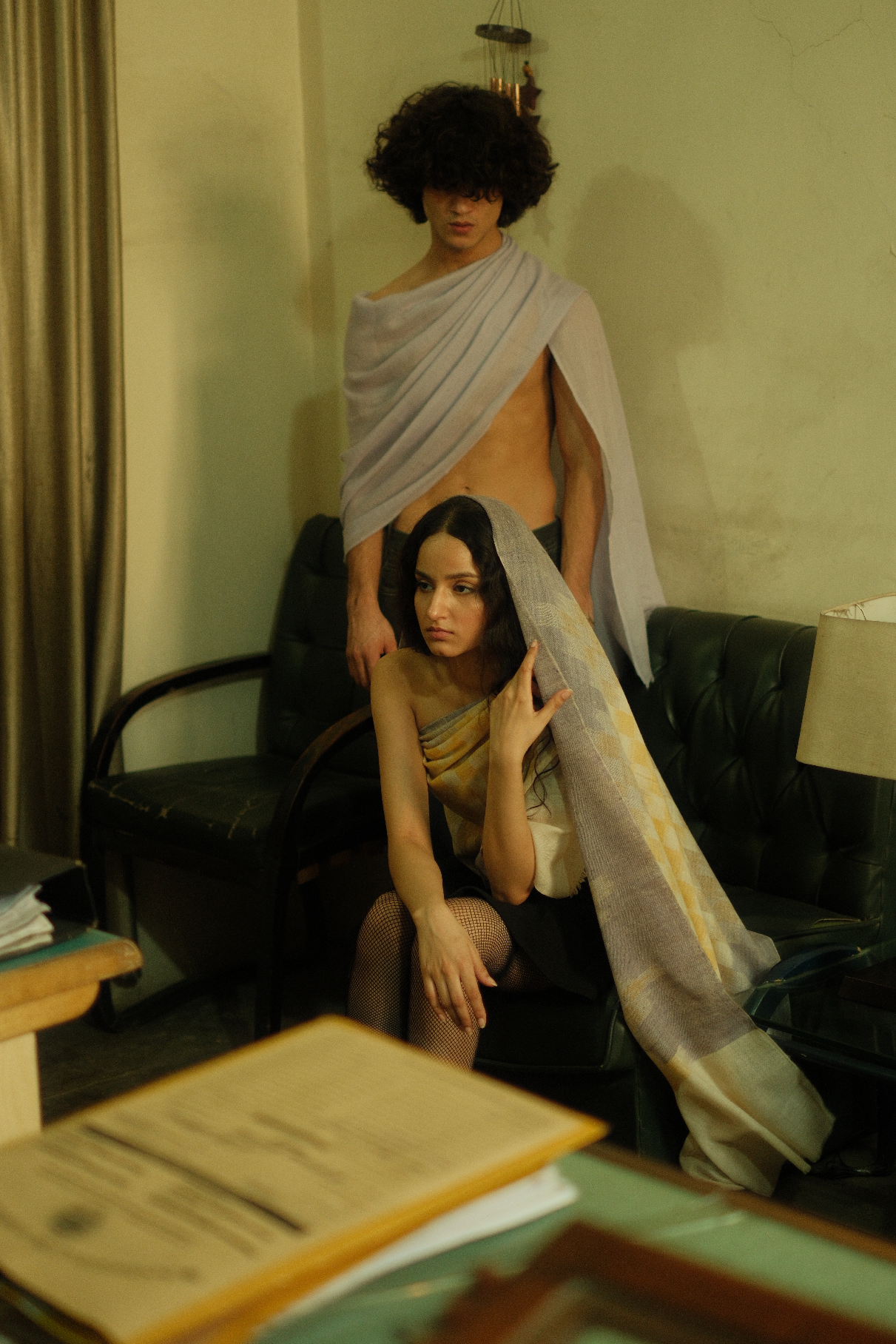 Handgewebter Pashmina-Schal von GAASH, Editorial in Vintage-Eleganz, hergestellt in Kaschmir, Himalaya-Region.