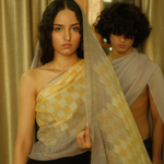 Handgewebter Pashmina-Schal von GAASH, Editorial in Vintage-Eleganz, hergestellt in Kaschmir, Himalaya-Region.