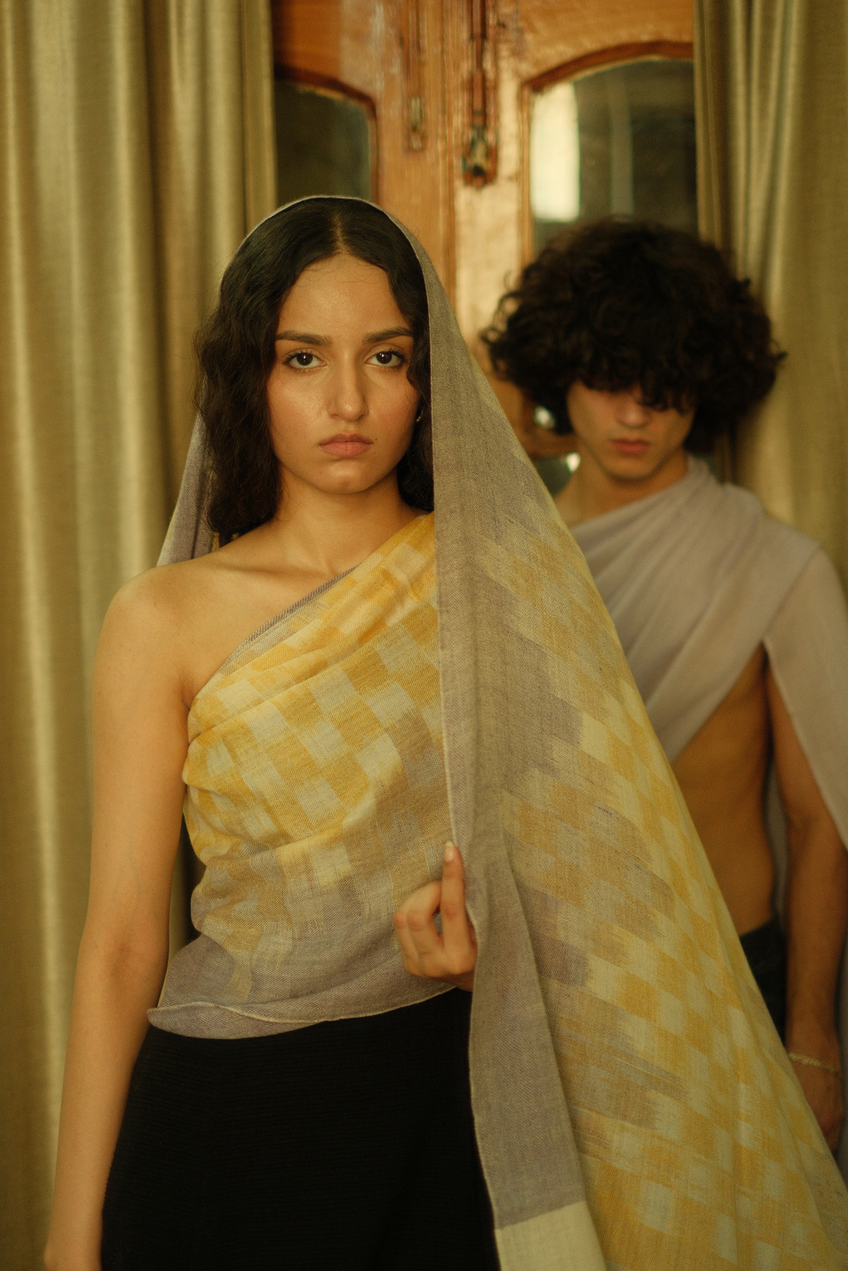 Handgewebter Pashmina-Schal von GAASH, Editorial in Vintage-Eleganz, hergestellt in Kaschmir, Himalaya-Region.