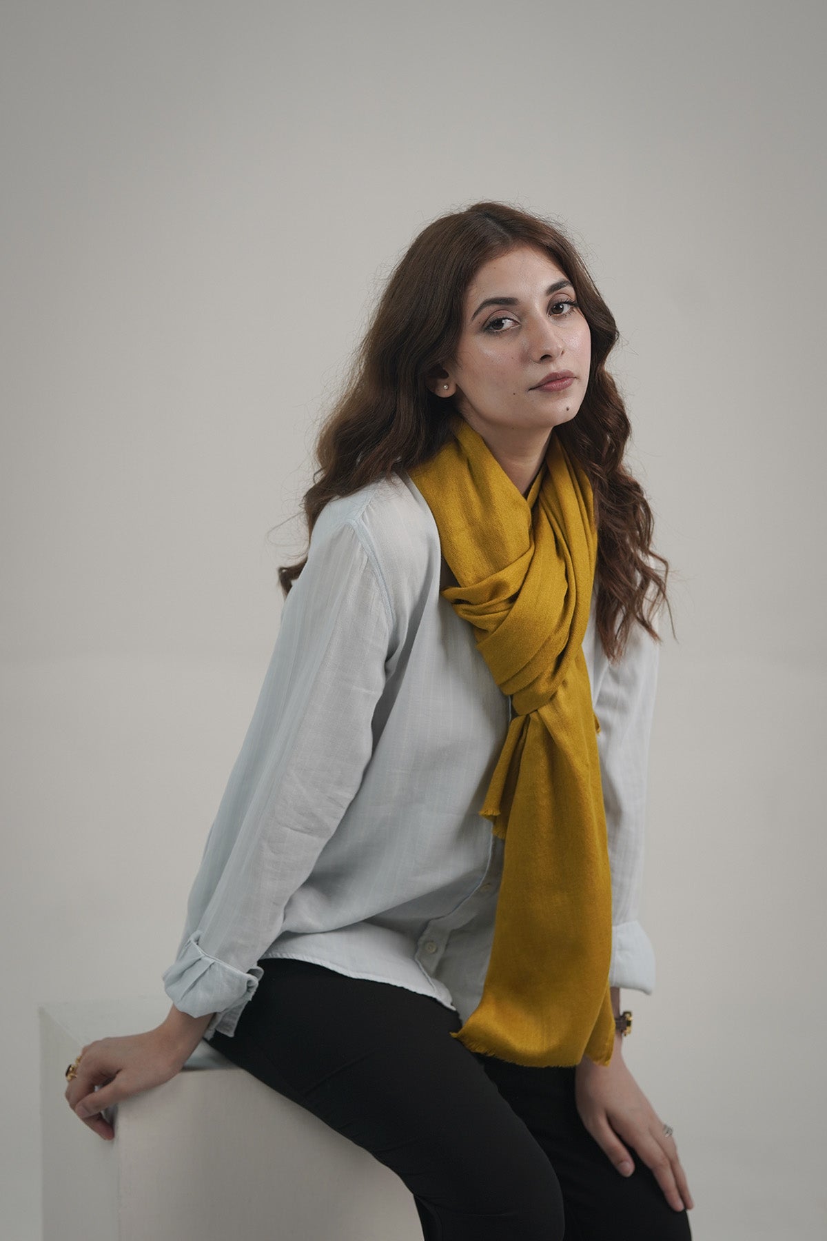 Honiggelber, handgewebter Schal aus 100% reiner Pashmina-Wolle mit traditionellem Chasme Bulbul (Augen des Nachtigalls) Muster 